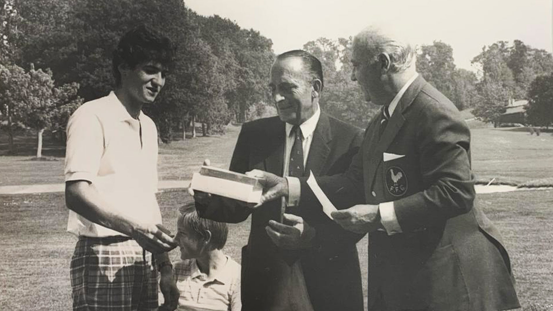 fred_martin Aux côtés de Jacques Neuhaus, Président de la Nivelle et Philippe Martin, Président de la FFG, Frédéric Martin, Champion de France Junior à la Nivelle en 1983